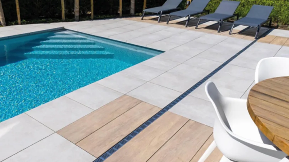 Drenaje junto a una piscina y terraza exterior
