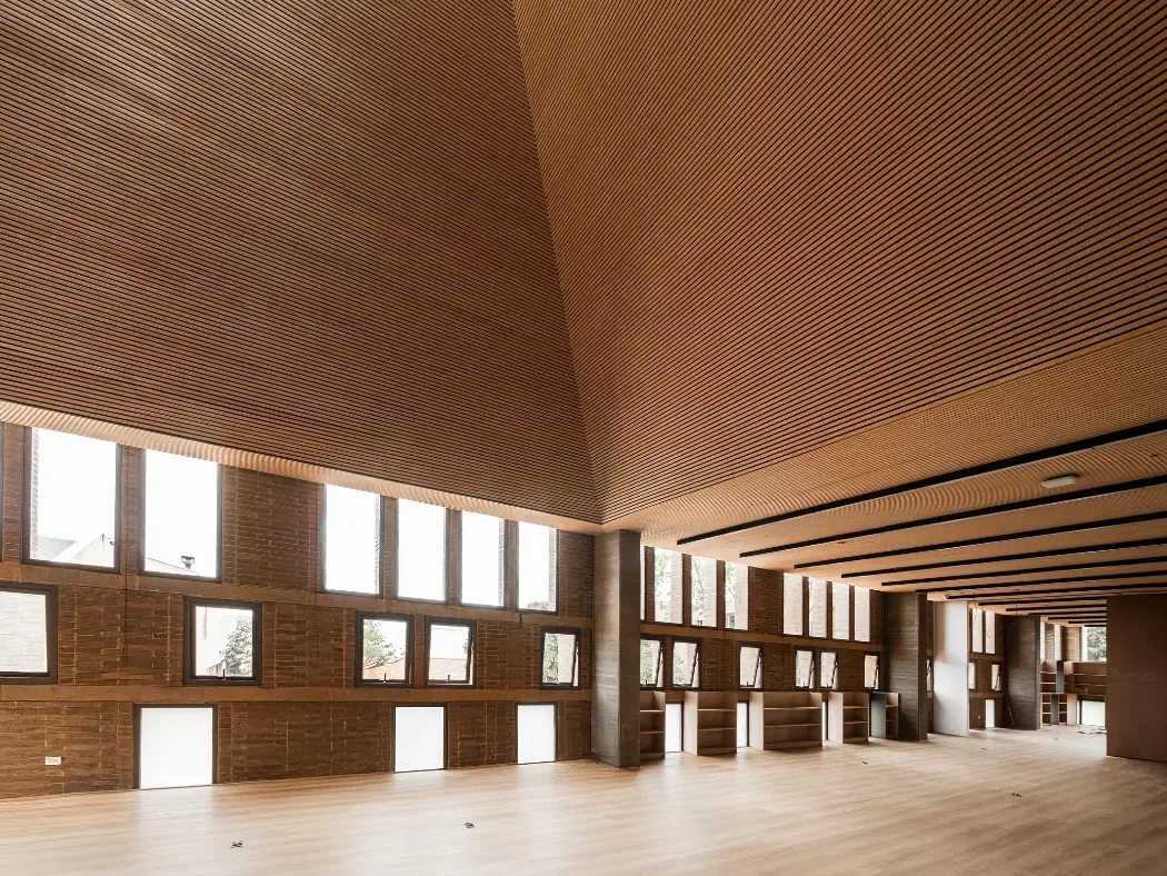 Inspiración interior: Una composición de piso a techo