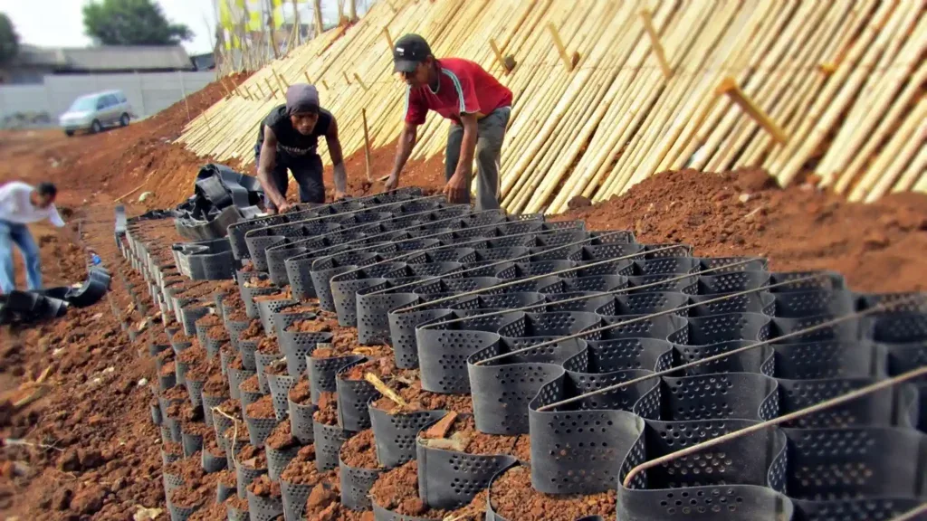 Instalación y relleno de geoceldas en una ladera
