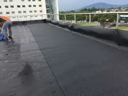 Instalación de lámina drenante sobre superficie horizontal
