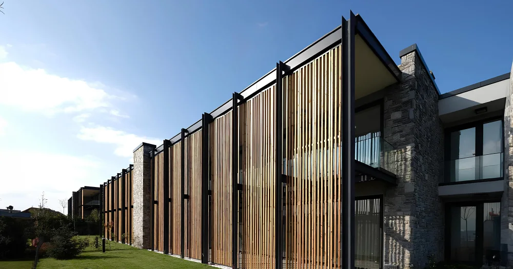 Fachada arquitectónica con revestimientos y acabados