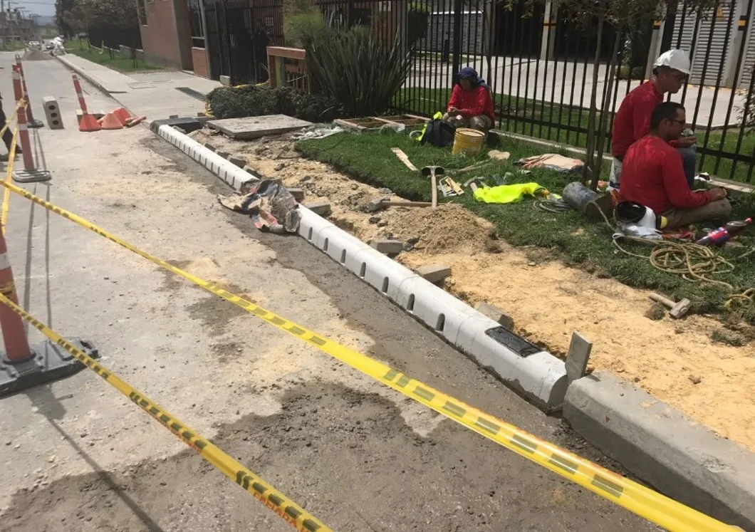 Instalación de bordillo drenante junto a una zona ajardinada