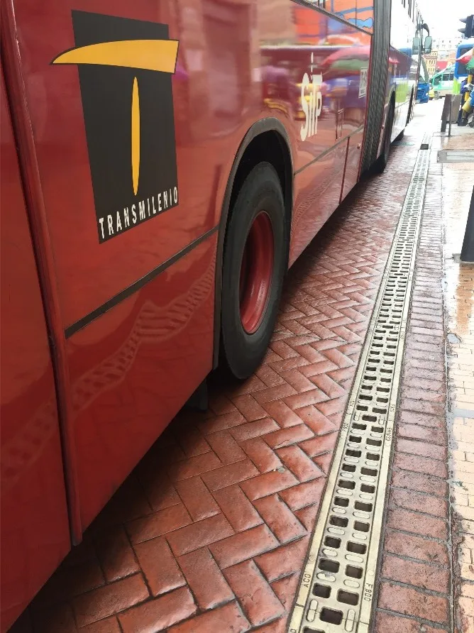 Canal Monoblock junto a un autobús en superficie adoquinada