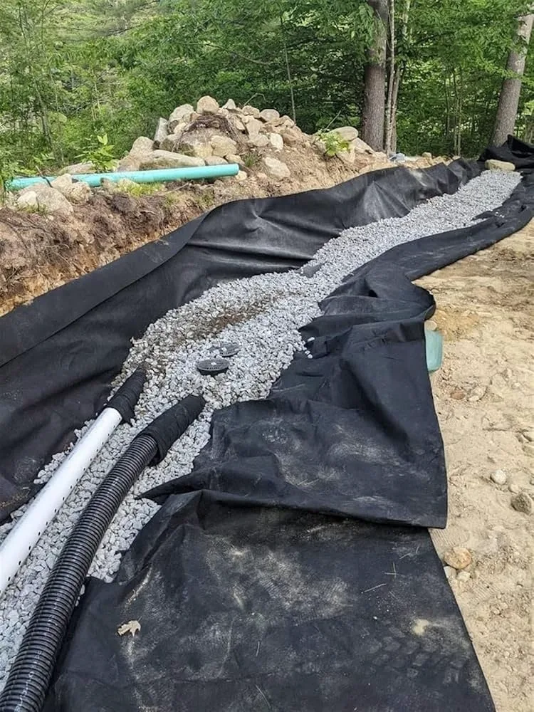 Zanja con geotextil, agregado y tubería de drenaje