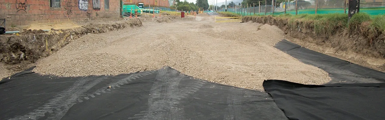 Material geosintético parcialmente cubierto con agregado en obra