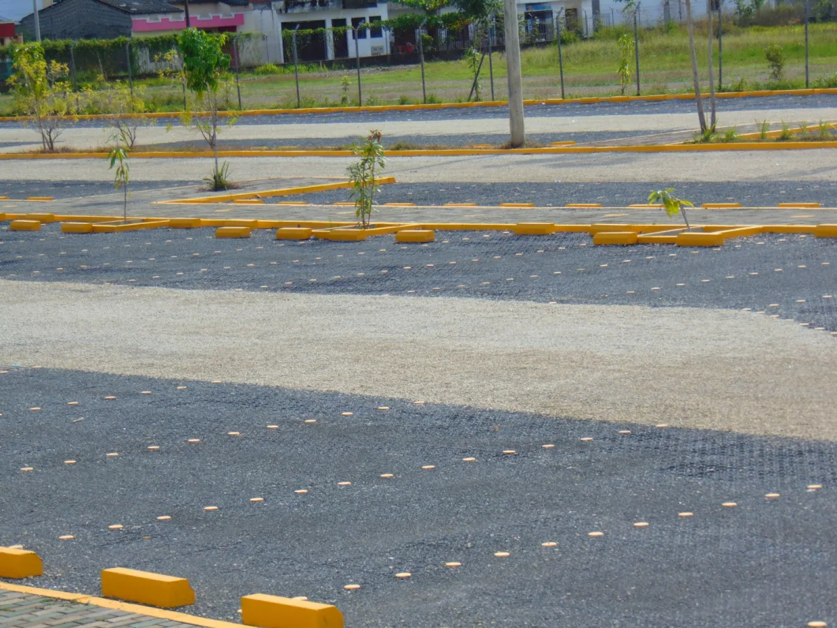 Aplicación de topellantas en un parqueadero