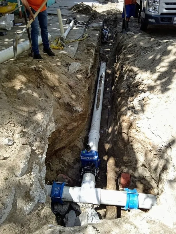 Instalación de una conducción con accesorios en una excavación