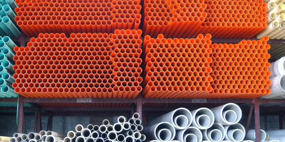 Tuberías almacenadas de diferentes diámetros y colores